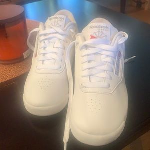 Women’s White Reebok Sneaker worn once !!!